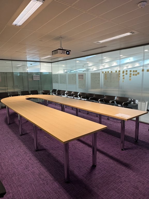Table de réunion en mélaminé et métal