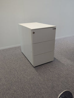 Caisson en métal blanc avec roulettes et fermeture à clé