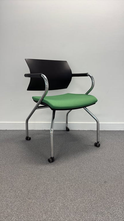Chaise de réunion avec accoudoirs, roulettes et piètement droit