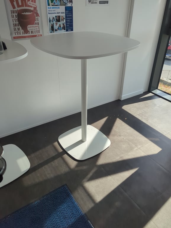 Mange-debout rectangulaire