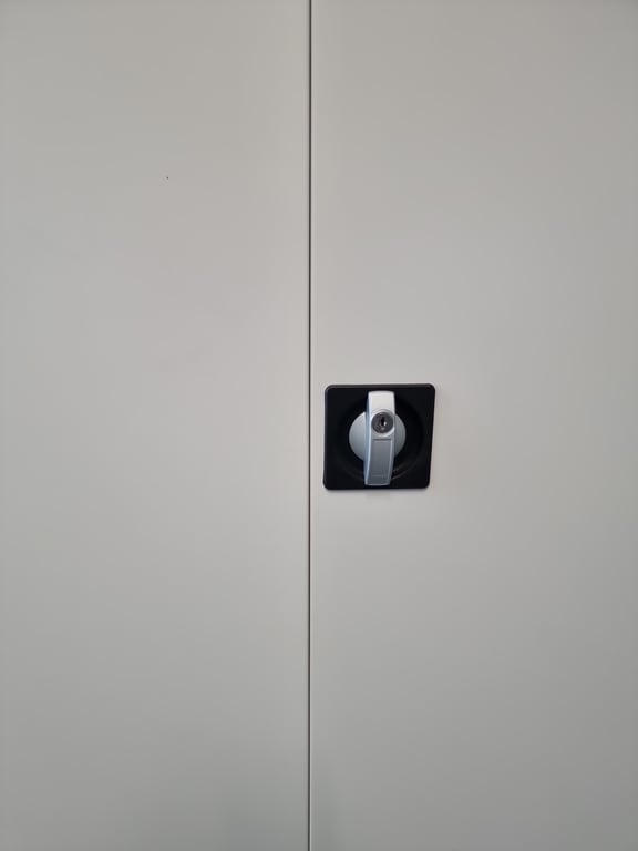 Armoire haute en métal avec portes battantes