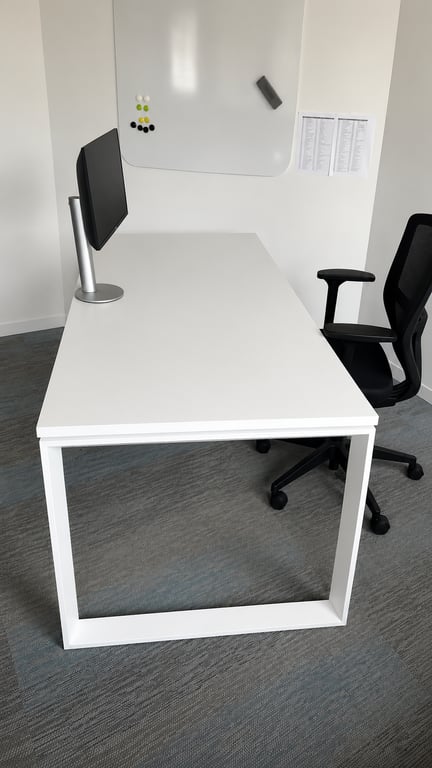 Bureau droit 160x80 blanc mélaminé - Avec goulotte