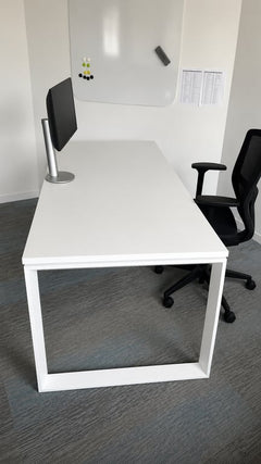 Bureau droit 160x80 blanc mélaminé - Avec goulotte