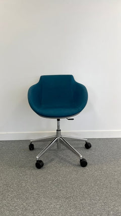 Chaise de réunion en forme de coque avec roulettes et accoudoirs - ambiance