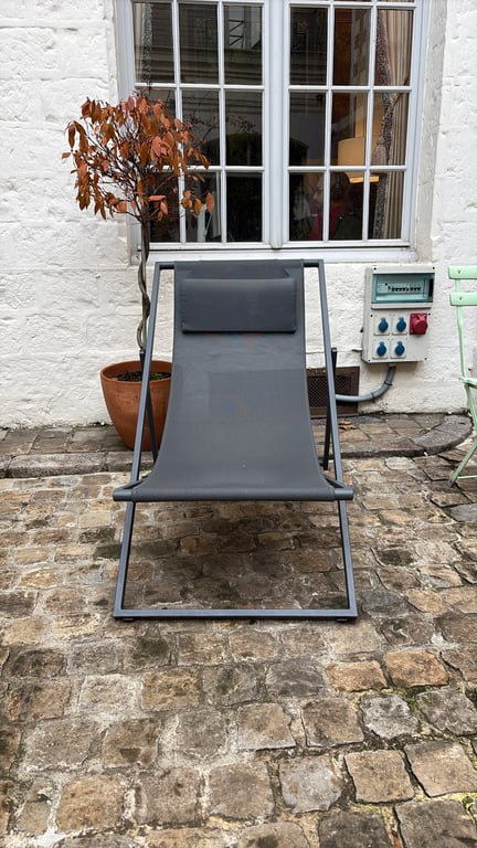 Chaise d'extérieur en métal et résille grise - 3-4