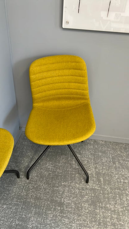 Chaise de réunion en tissu avec piètement droit