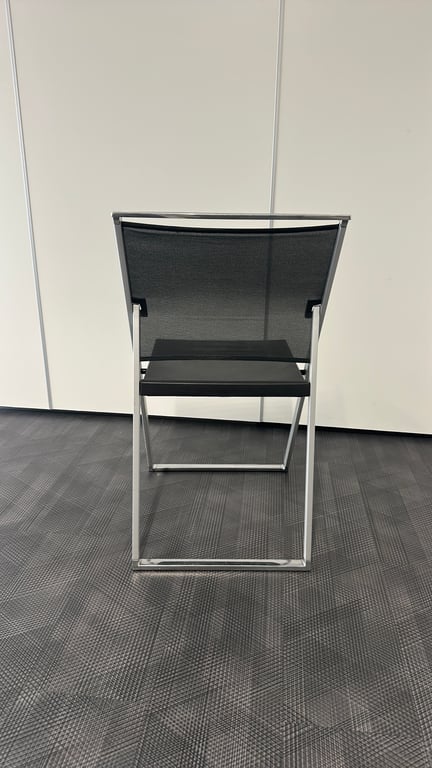 Chaise de réunion noire en résille et métal - arriere