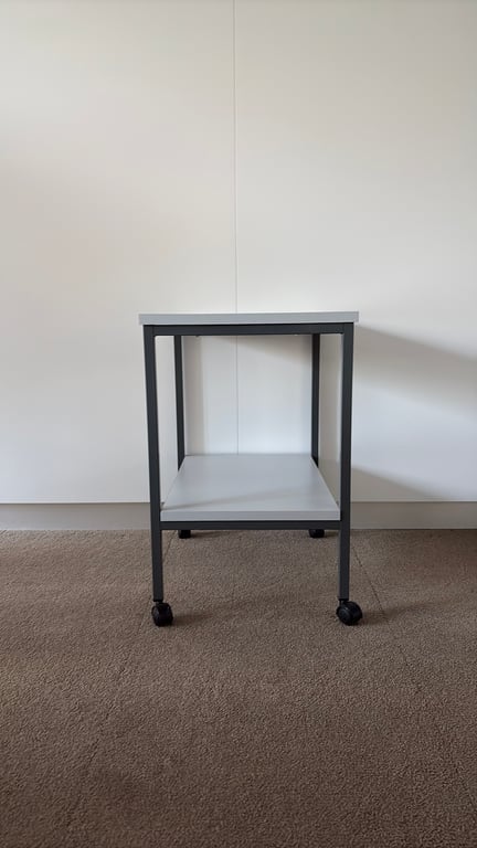 Table polyvalente rectangulaire avec roulettes