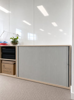 Armoire basse à rideaux