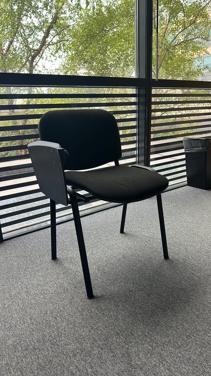 Chaise de réunion avec tablette noire - 3-4