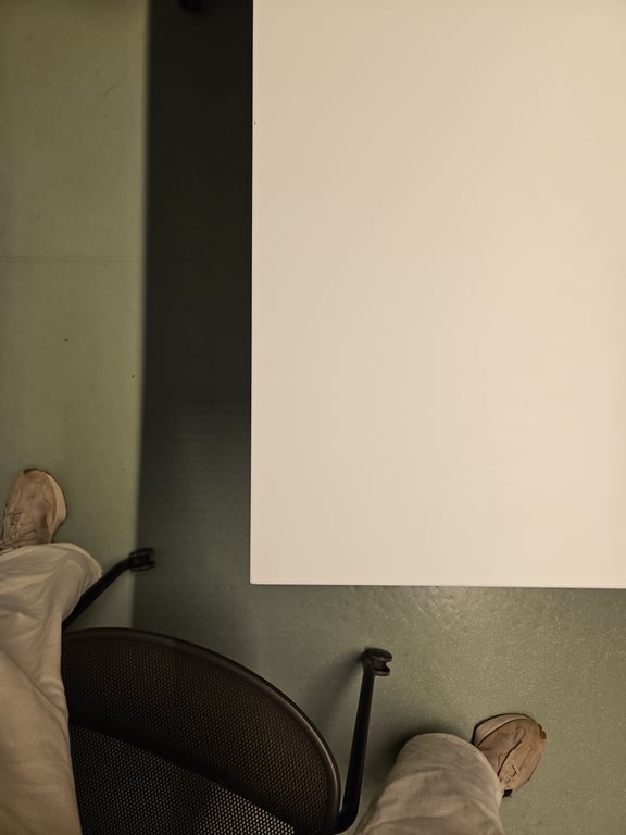 Bureau droit 140x70 cm avec plateau en mélaminé et pieds en métal