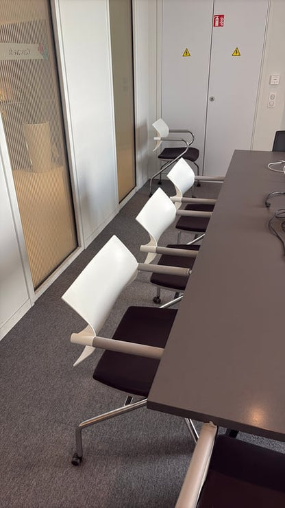 Chaise de réunion avec roulettes et accoudoirs