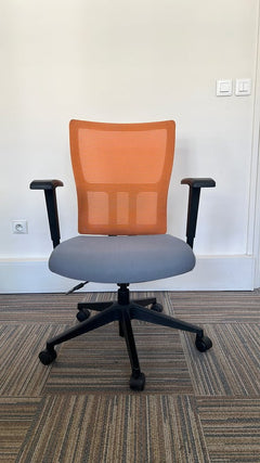 Fauteuil de bureau avec dossier en résille, piètement étoile et roulettes