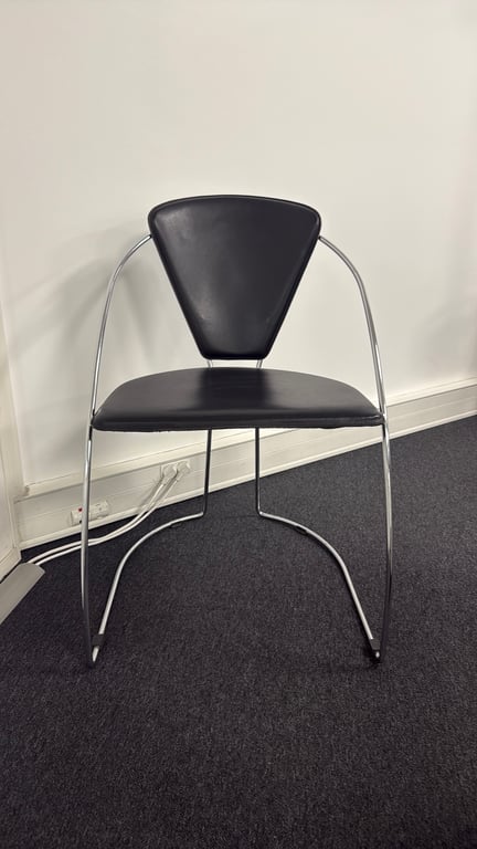Chaise de réunion avec accoudoirs en cuir noir et piètement luge - 3-4
