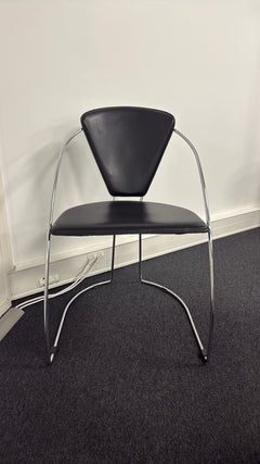 Chaise de réunion avec accoudoirs en cuir noir et piètement luge - 3-4