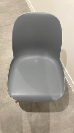 Chaise de cafétéria en plastique et bois