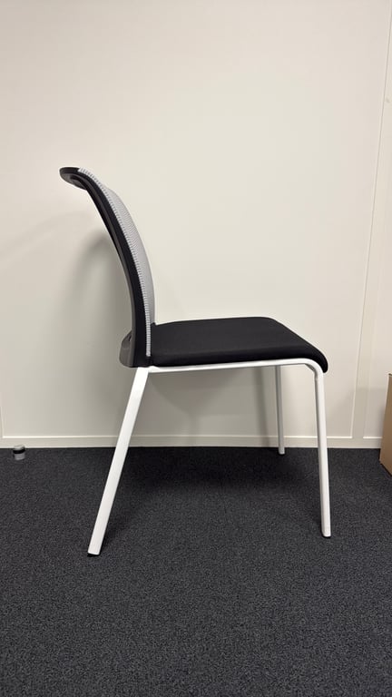 Chaise de réunion empilable avec dossier en résille - 3-4