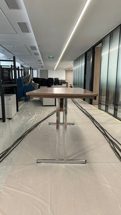 Bureau droit en bois mélaminé chêne foncé et métal greychrome, 150x70 cm - face