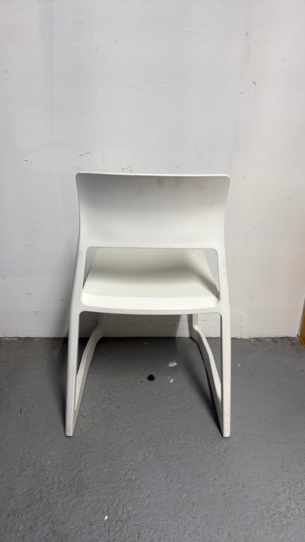 Chaise de cafétéria empilable en plastique blanc
