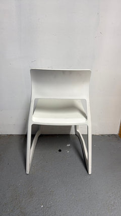 Chaise de cafétéria empilable en plastique blanc