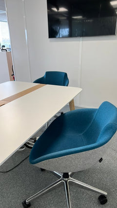 Chaise de réunion en forme de coque avec roulettes et accoudoirs - arriere