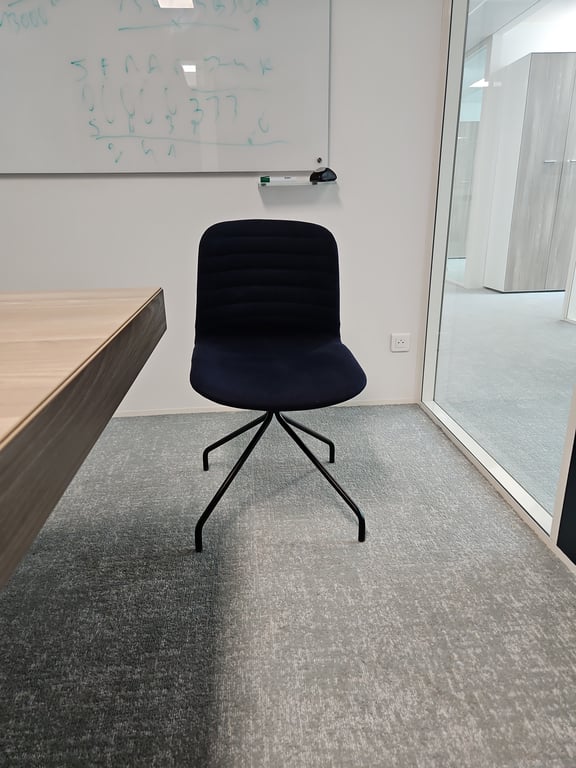 Chaise de réunion avec dossier plein et piètement droit