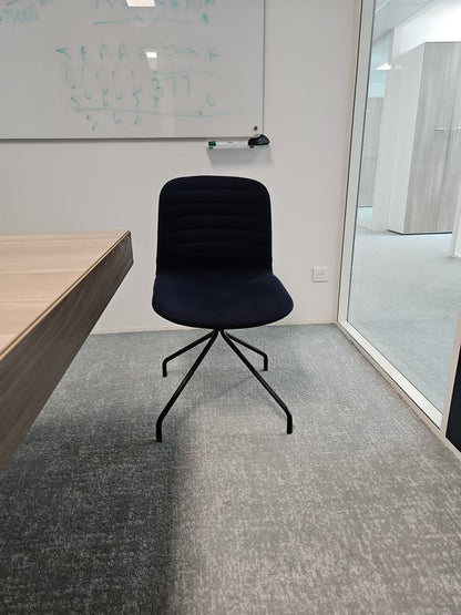 Chaise de réunion avec dossier plein et piètement droit