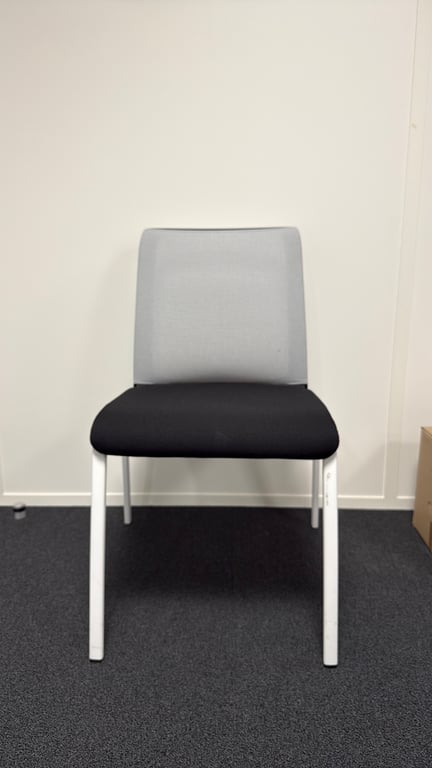 Chaise de réunion empilable avec dossier en résille - 3-4