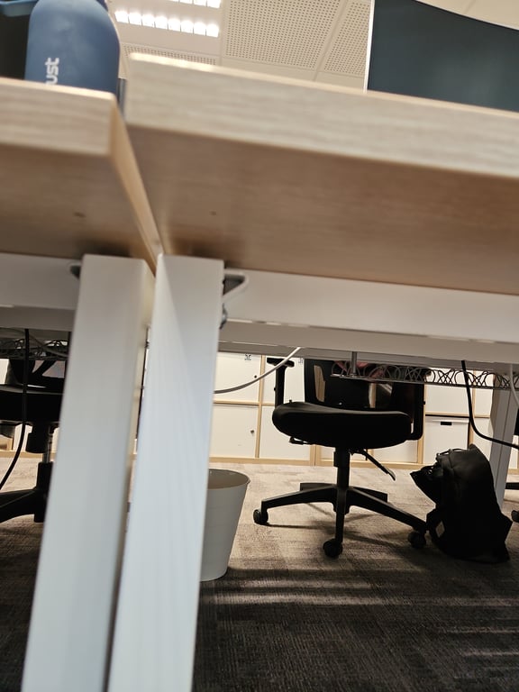 Bureau multiposte en bois mélaminé avec pieds métalliques