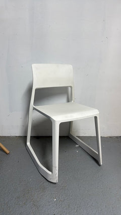 Chaise de cafétéria empilable en plastique blanc