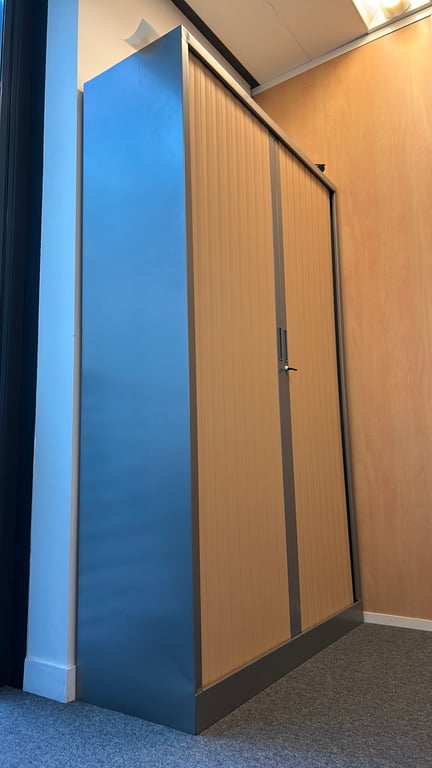 Armoire portes coulissantes métal et plastique - 3-4