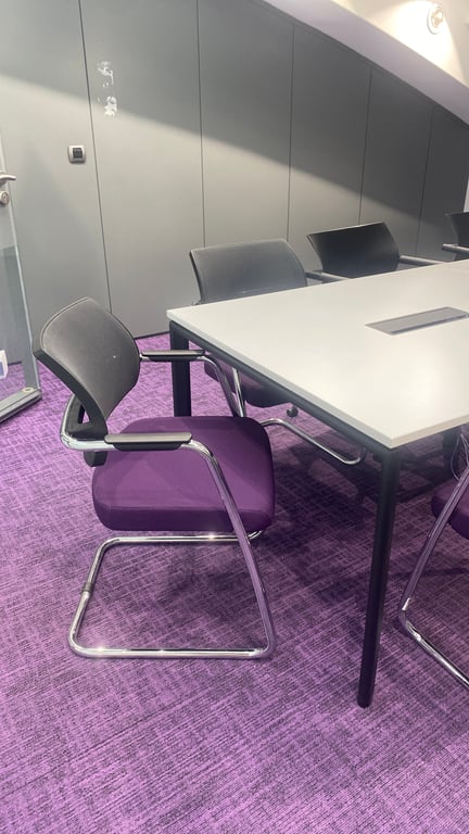 Chaise de réunion avec accoudoirs et dossier en résille