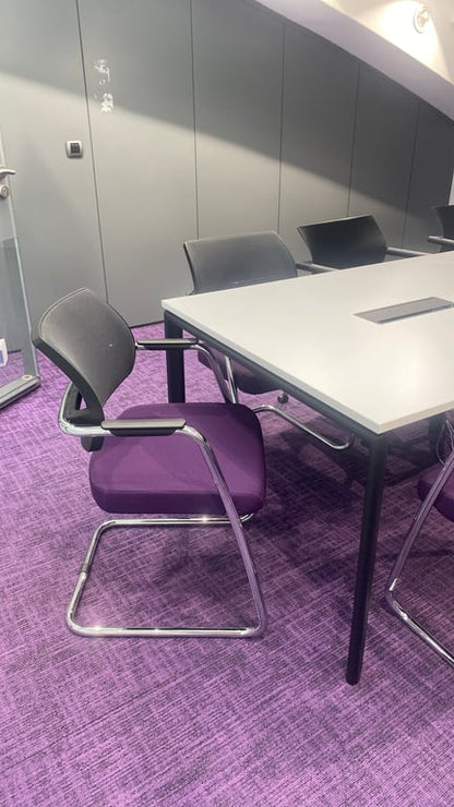Chaise de réunion avec accoudoirs et dossier en résille