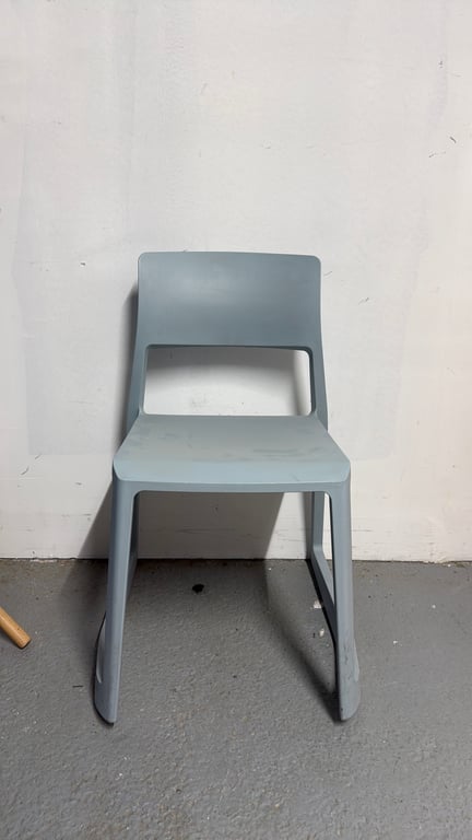 Chaise de cafétéria empilable avec piètement luge - face