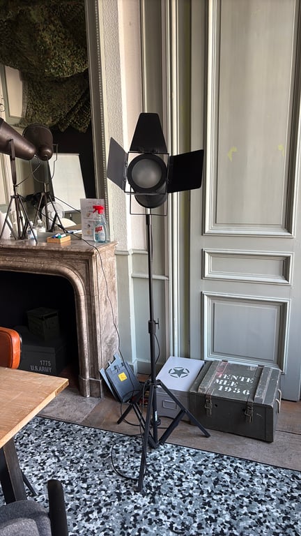 Lampe sur pied en métal noir - 3-4