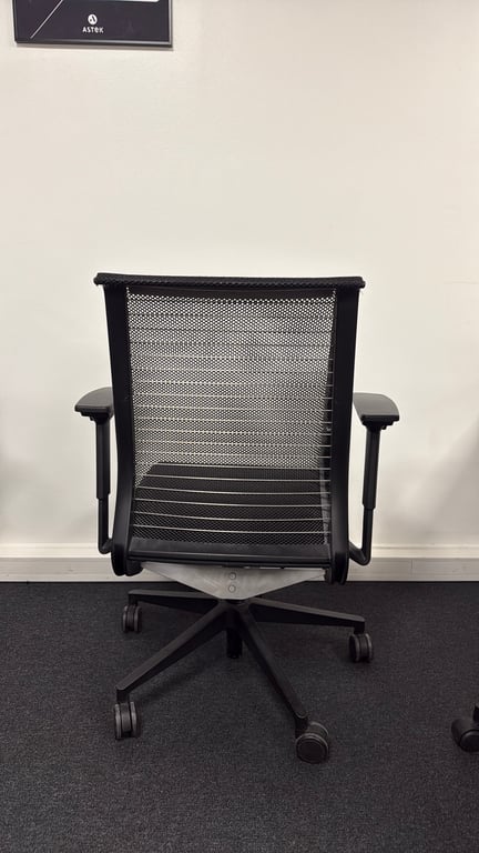 Fauteuil de bureau en tissu noir et résille - 3-4