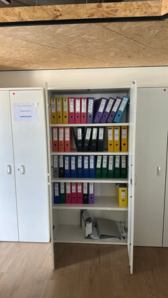 Bibliothèque en bois blanc avec portes battantes - portes