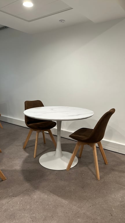 table de cafétéria ronde effet.marbre - Table de cafétéria ronde 100 cm en plastique et métal - ambiance