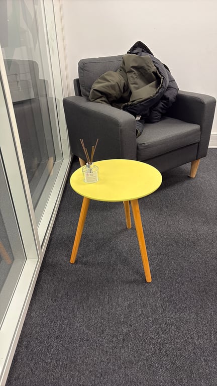Table basse ronde jaune - 3-4