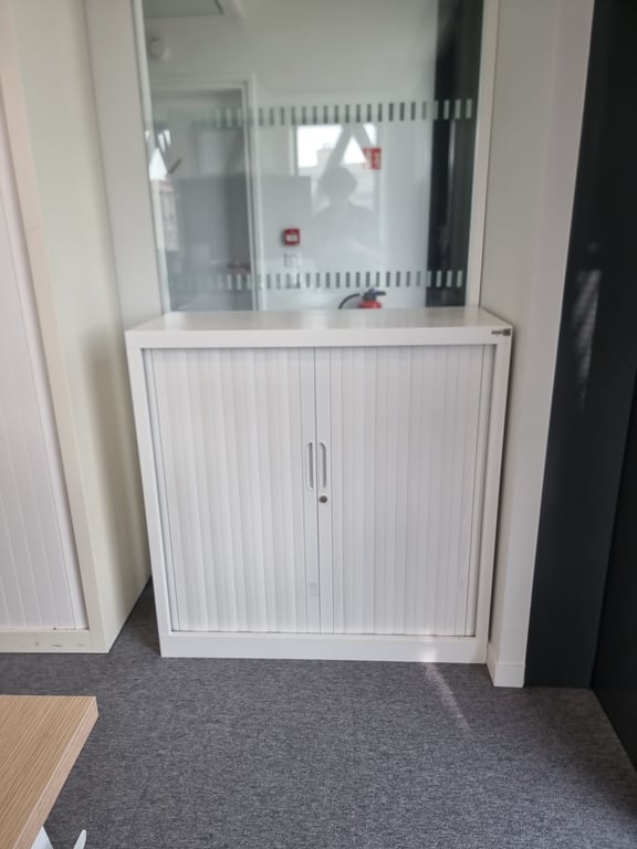Armoire basse en métal avec portes coulissantes