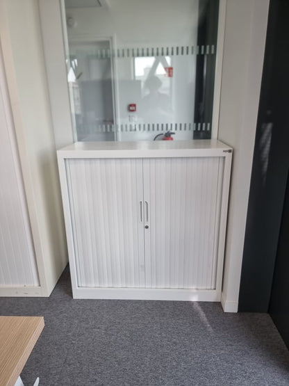 Armoire basse en métal avec portes coulissantes