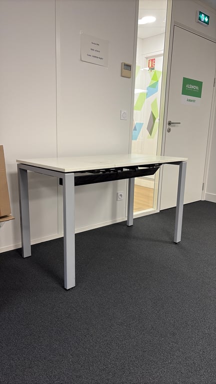 Bureau droit avec accès goulotte et top access - 3-4