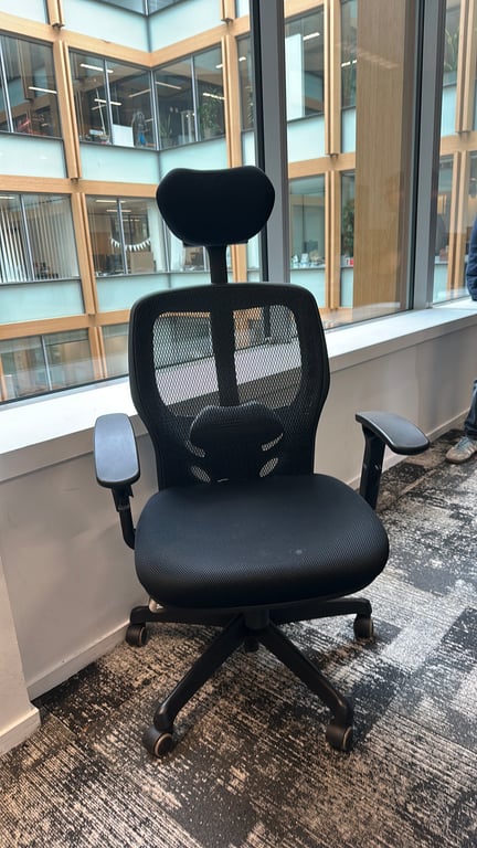 Fauteuil de bureau en résille noir - face