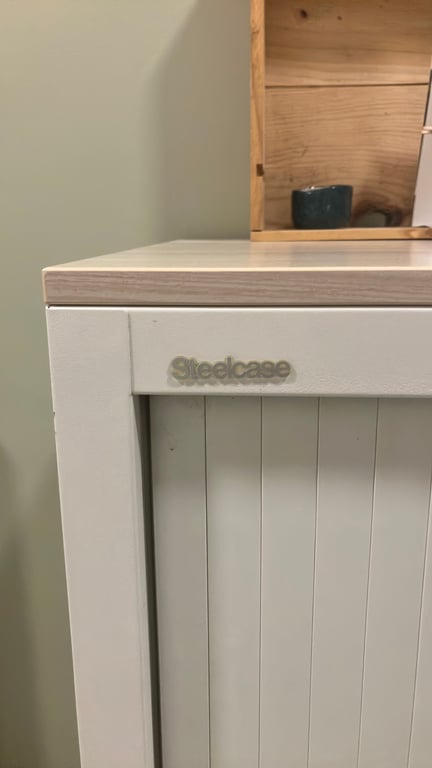 Armoire basse blanche avec portes à rideaux