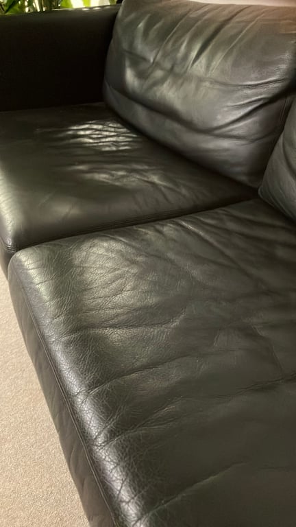 Canapé noir rectangulaire avec accoudoirs