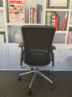 Fauteuil de bureau modèle E8 avec dossier en résille et piètement étoile