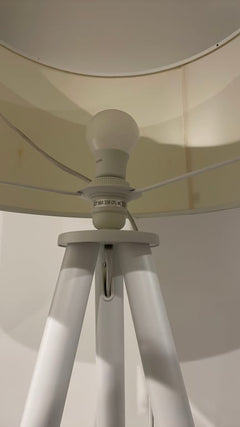 Luminaire sur pied en bois et métal