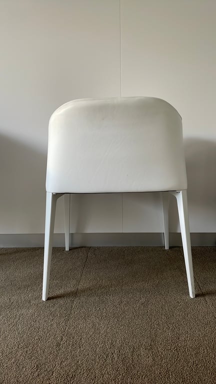 Chaise de réunion avec accoudoirs, coque et dossier plein