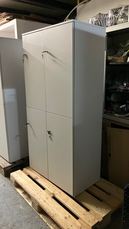 Casier de rangement en métal avec portes battantes