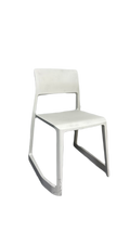 Chaise de cafétéria empilable en plastique blanc